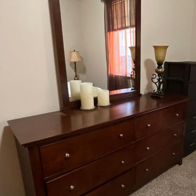 6 Drawer Dresser w/Mirror Great shape