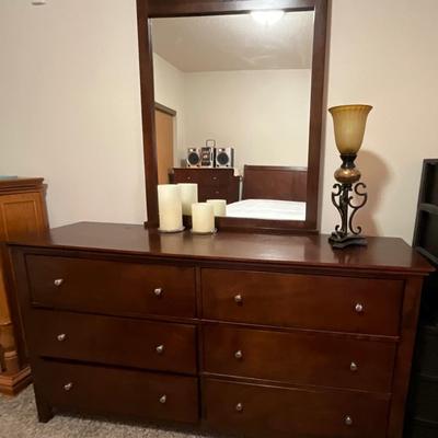 6 Drawer Dresser w/Mirror Great shape