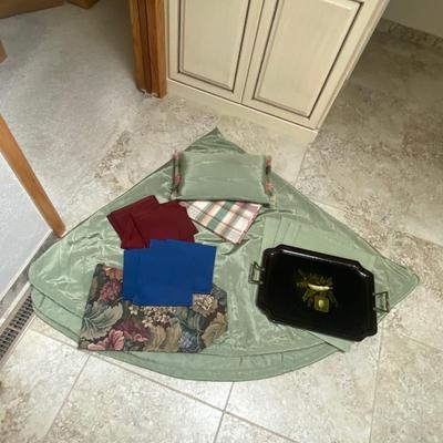 NICE HEAVY ROUND TABLE CLOTH, PLACE MATS, NAPKINS AND TABLE RUNNER