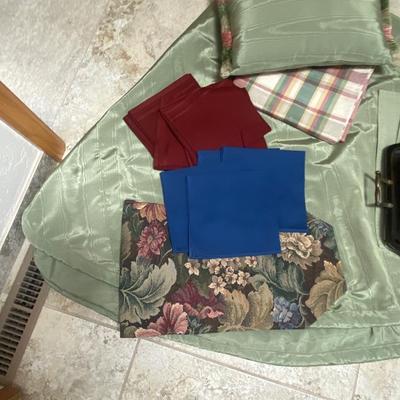 NICE HEAVY ROUND TABLE CLOTH, PLACE MATS, NAPKINS AND TABLE RUNNER