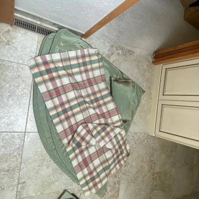 NICE HEAVY ROUND TABLE CLOTH, PLACE MATS, NAPKINS AND TABLE RUNNER
