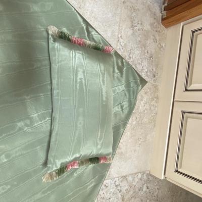 NICE HEAVY ROUND TABLE CLOTH, PLACE MATS, NAPKINS AND TABLE RUNNER