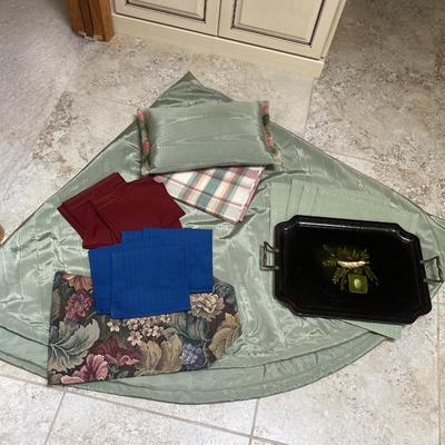 NICE HEAVY ROUND TABLE CLOTH, PLACE MATS, NAPKINS AND TABLE RUNNER