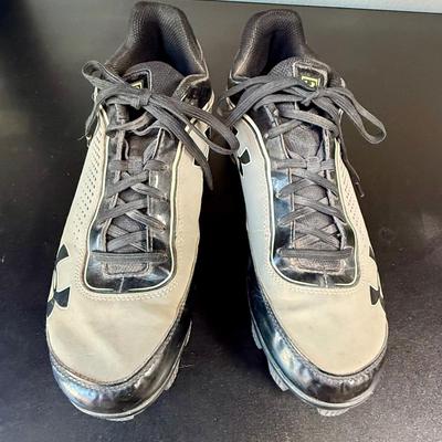 Men’s Under Armor Baseball Cleats size 10
