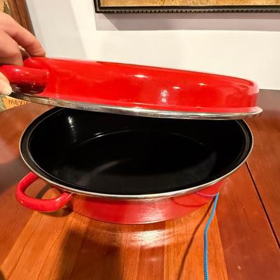 Red braising pan and cake pan