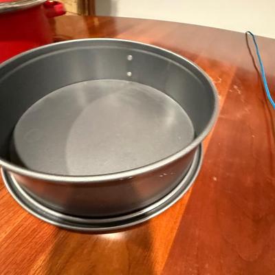 Red braising pan and cake pan