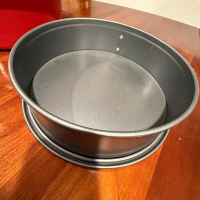 Red braising pan and cake pan