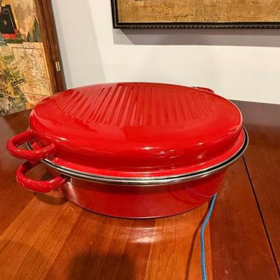 Red braising pan and cake pan