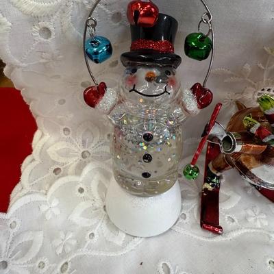 Lot of 6 ornaments
