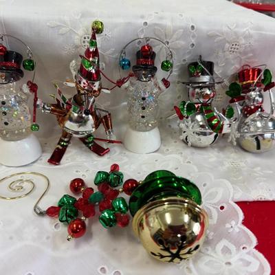 Lot of 6 ornaments