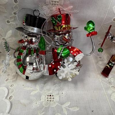 Lot of 6 ornaments