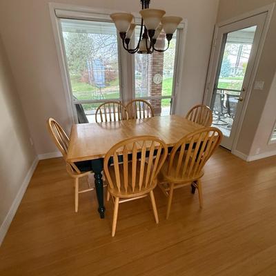 Dining room table w/ chairs