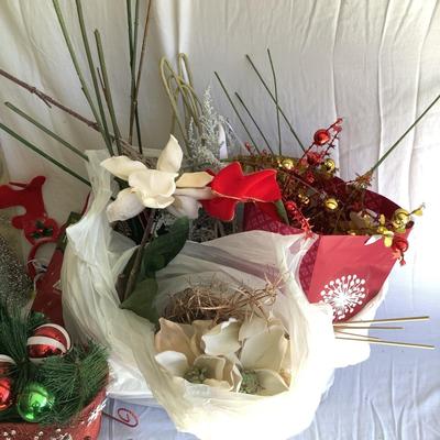 G8117 Large Lot of Christmas Decor