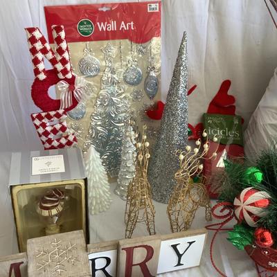 G8117 Large Lot of Christmas Decor