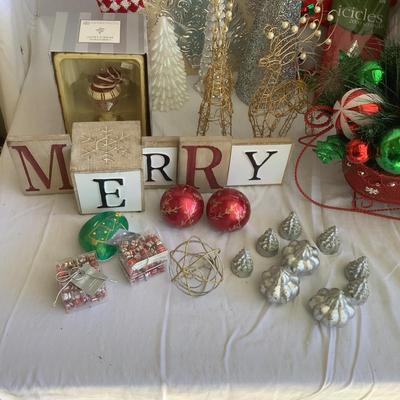 G8117 Large Lot of Christmas Decor