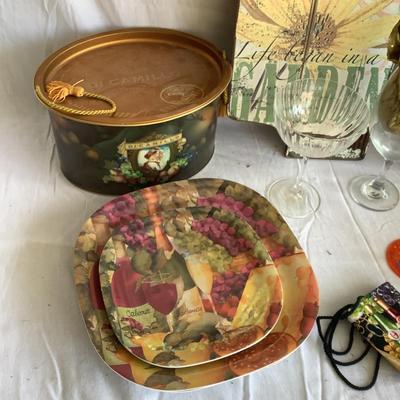 G8141 Assorted Wine Decor Lot