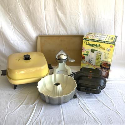 G8144 Assorted Kitchen Wares, Bakewares