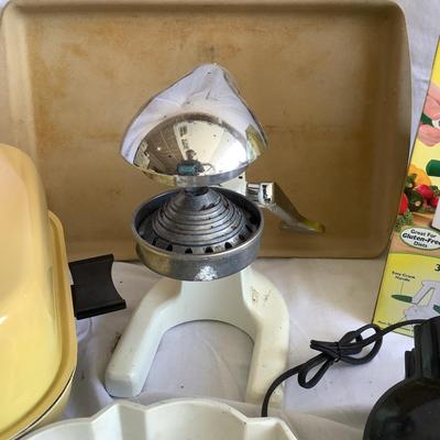 G8144 Assorted Kitchen Wares, Bakewares