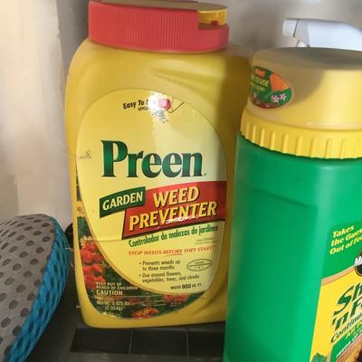 G8152 Large Garden Fertilizers, Weed Preventer Lot