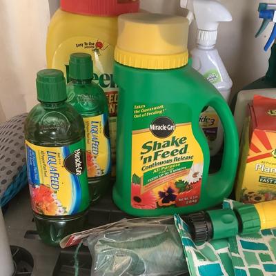 G8152 Large Garden Fertilizers, Weed Preventer Lot