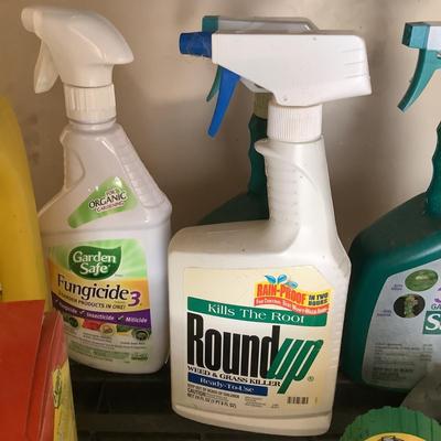 G8152 Large Garden Fertilizers, Weed Preventer Lot