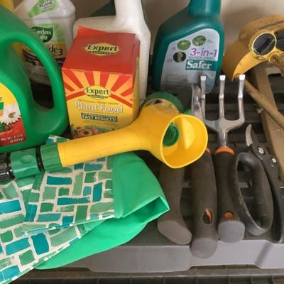 G8152 Large Garden Fertilizers, Weed Preventer Lot