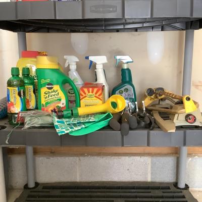 G8152 Large Garden Fertilizers, Weed Preventer Lot