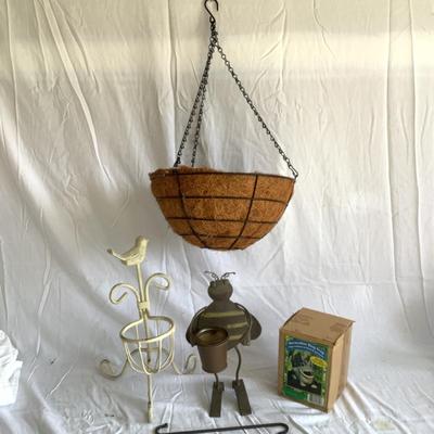 G8153 Garden Decor and Hanging Basket Lot