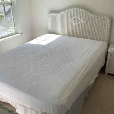 UBL Queen White Wicker Bed with Frame