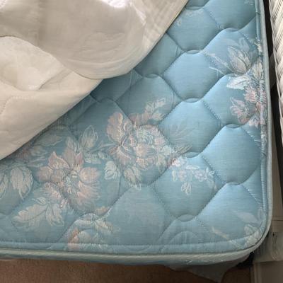 UBL Queen White Wicker Bed with Frame
