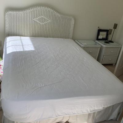 UBL Queen White Wicker Bed with Frame