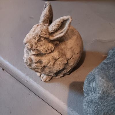 1 CONCRETE AND 1 RESIN? GARDEN RABBITS