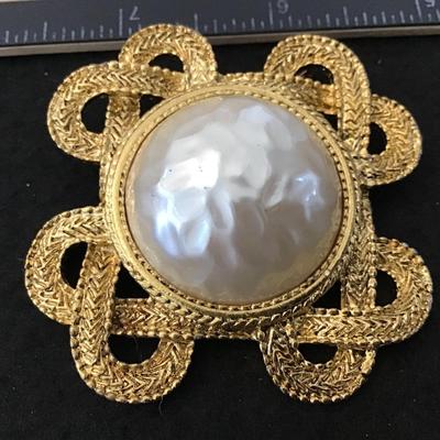 Large Beautiful Vintage Gold Tone Faux Baroque Pearl Brooch