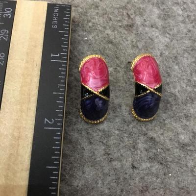 Cute nice vintage enameled, gold tone, stud earrings
