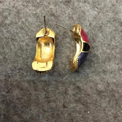 Cute nice vintage enameled, gold tone, stud earrings