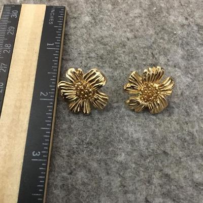 Beautiful vintage, metal, gold tone, flower stud earrings