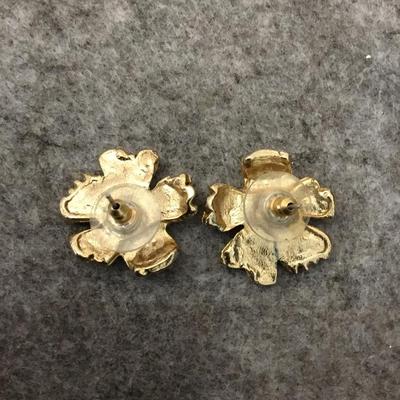 Beautiful vintage, metal, gold tone, flower stud earrings