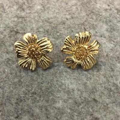 Beautiful vintage, metal, gold tone, flower stud earrings