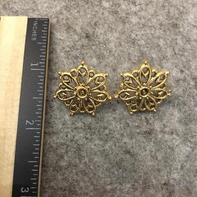 Beautiful, vintage, gold, toned star filagree type stud earrings