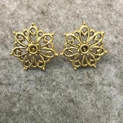 Beautiful, vintage, gold, toned star filagree type stud earrings