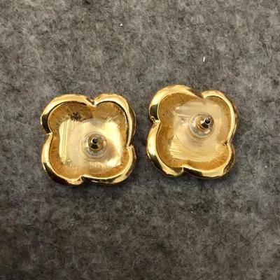 Beautiful, cherry ready now old gold tone, vintage stud earrings