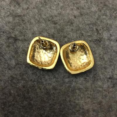 Cute 1980s enamel Gold tone stud earrings
