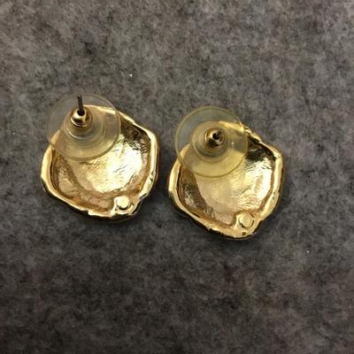 Beautiful, gold, toned enamel vintage stud earrings