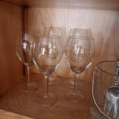 STEMMED GLASSES, GLASS ICE BUCKET WITH A PEWTER SCOOP