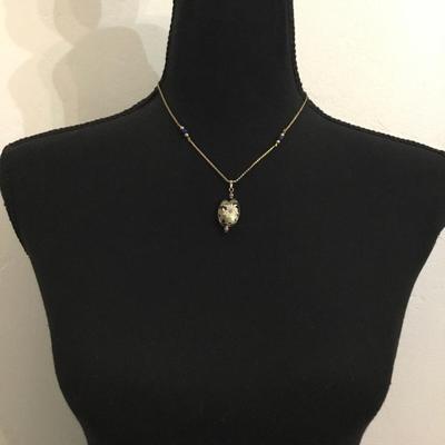 Beautiful vintage colosseum pendant necklace