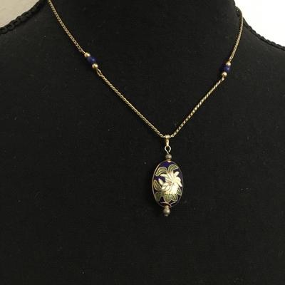 Beautiful vintage colosseum pendant necklace