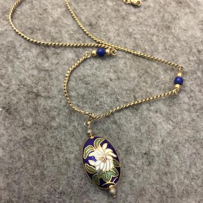 Beautiful vintage colosseum pendant necklace