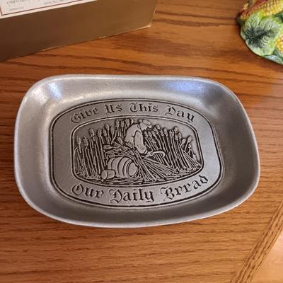 FITZ & FLOYD HARVEST FOWL PITCHER AND A WILTON PEWTER PLATE