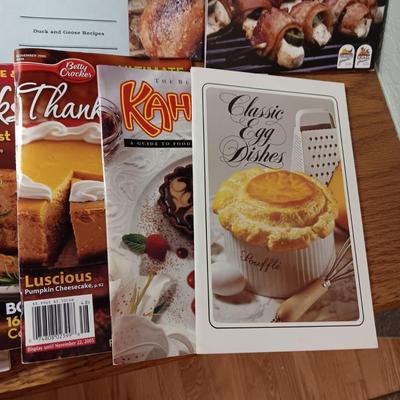 4 OLD CANNING JARS, A LARGE WOODEN BOX OF RECIPES AND RECIPE PAMPHLETS