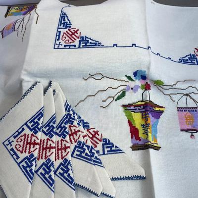 Vintage small Tablecloth and Napkins set